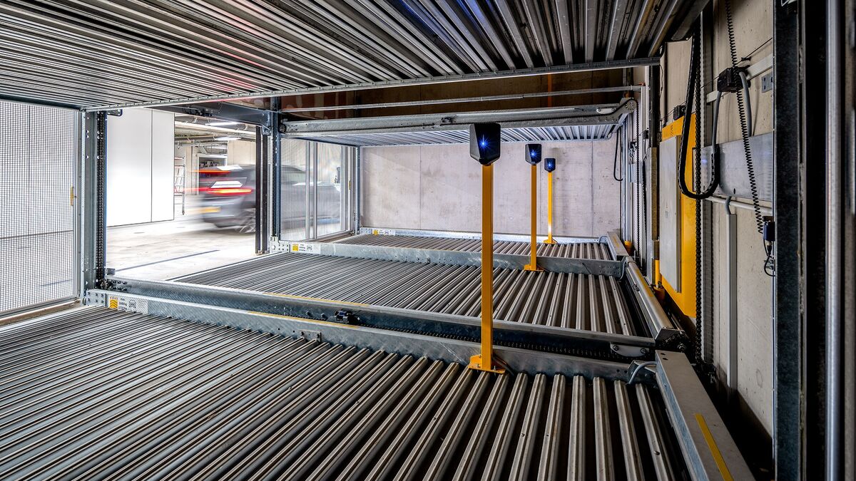 Vue intérieure du système de stationnement semi-automatique WÖHR Combilift avec plateformes de stationnement mobiles permettant un stationnement des véhicules peu encombrant et efficace.