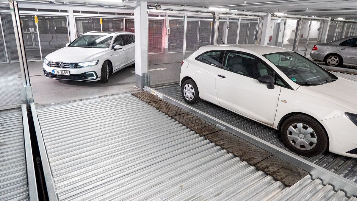 Een persoon rijdt een parkeersysteem binnen