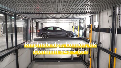 Photo d'un système de stationnement avec une voiture en train de se garer