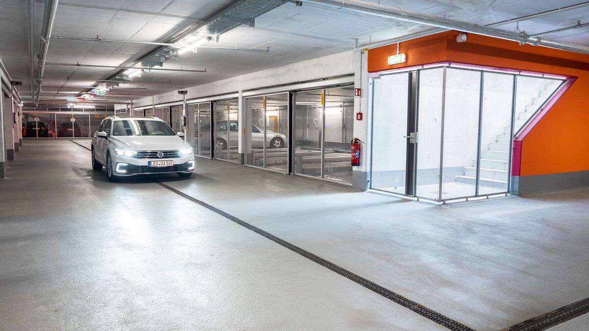 Les voitures sont garées dans un système de stationnement