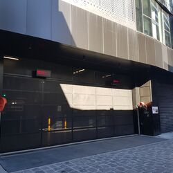 L'entrée du système de stationnement est fermée par un portail.