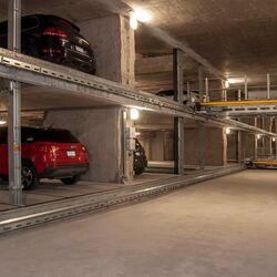Auto geparkeerd op een parkeerpallet in een rekparkeersysteem
