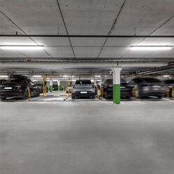 Les plateformes de stationnement 601 sont représentées vues de l’arrière.
