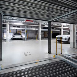 Vue depuis le système de stationnement, donnant sur l'allée du parking souterrain