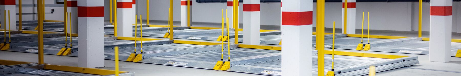 Photo de places de stationnement dans un parking souterrain