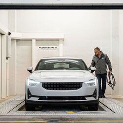 De afbeelding toont de overdrachtsruimte van een geautomatiseerd parkeersysteem waar het voertuig door de bestuurder wordt geparkeerd.