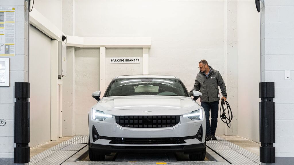 De afbeelding toont de overdrachtsruimte van een geautomatiseerd parkeersysteem waar het voertuig door de bestuurder wordt geparkeerd.