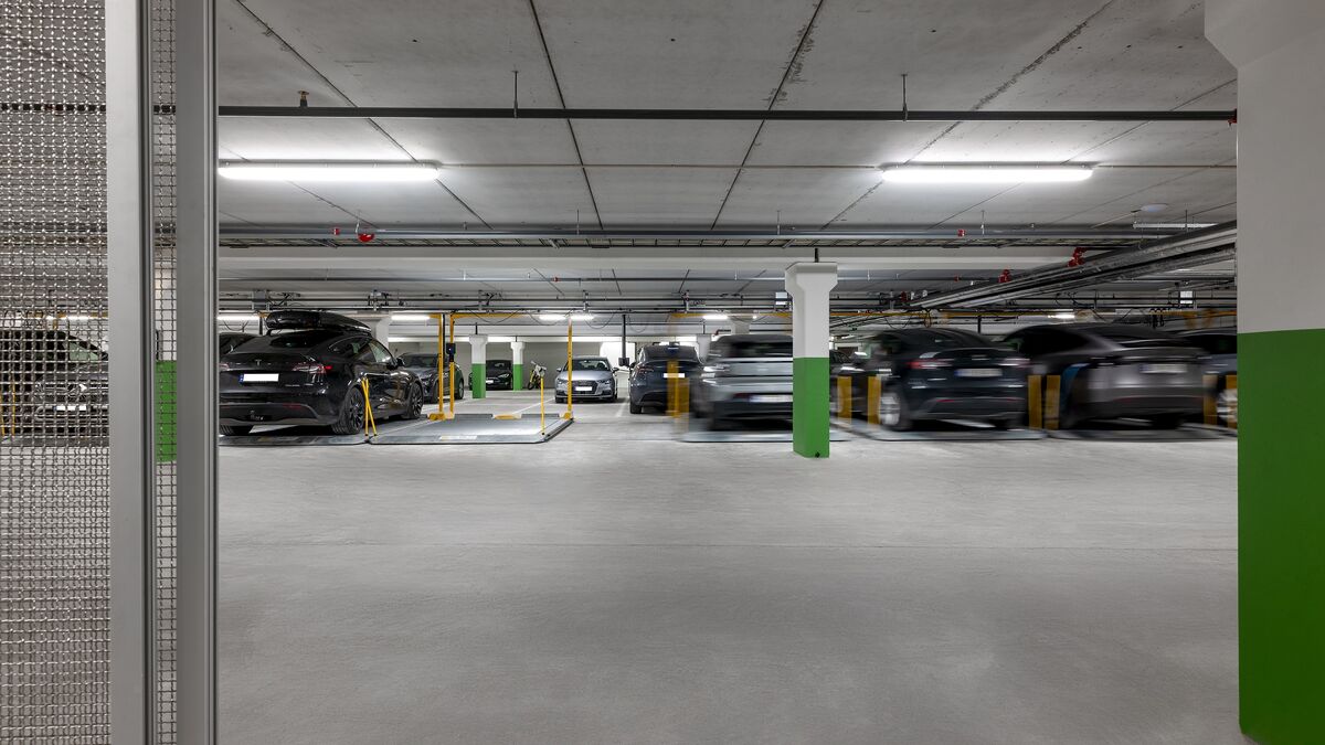 Les plateformes de stationnement 601 sont représentées vues de l’arrière.