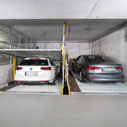 Les voitures sont garées dans un système de stationnement