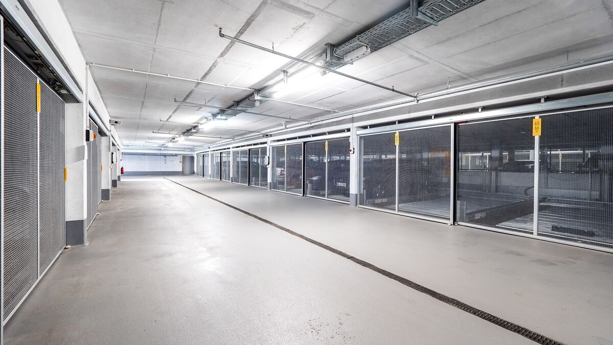 Auto's staan geparkeerd in een parkeersysteem