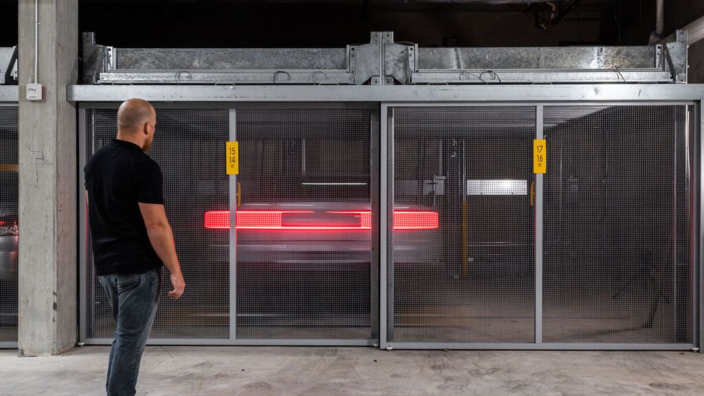 La voiture est déplacée dans le système de stationnement