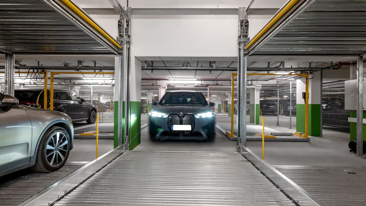 Un véhicule monte sur la plateforme du WÖHR Combilift 552.