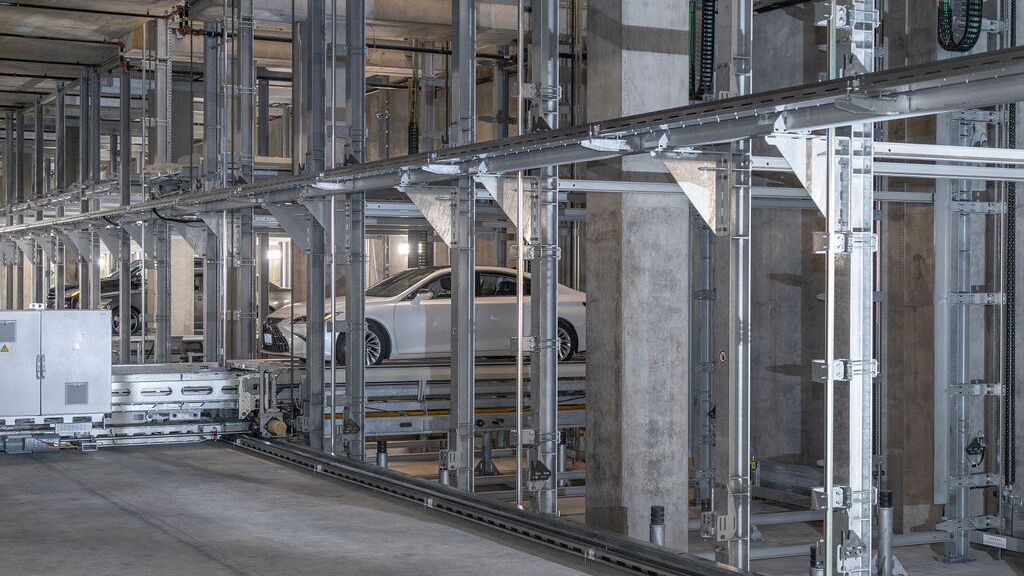 De auto wordt geparkeerd in een geautomatiseerd parkeersysteem.