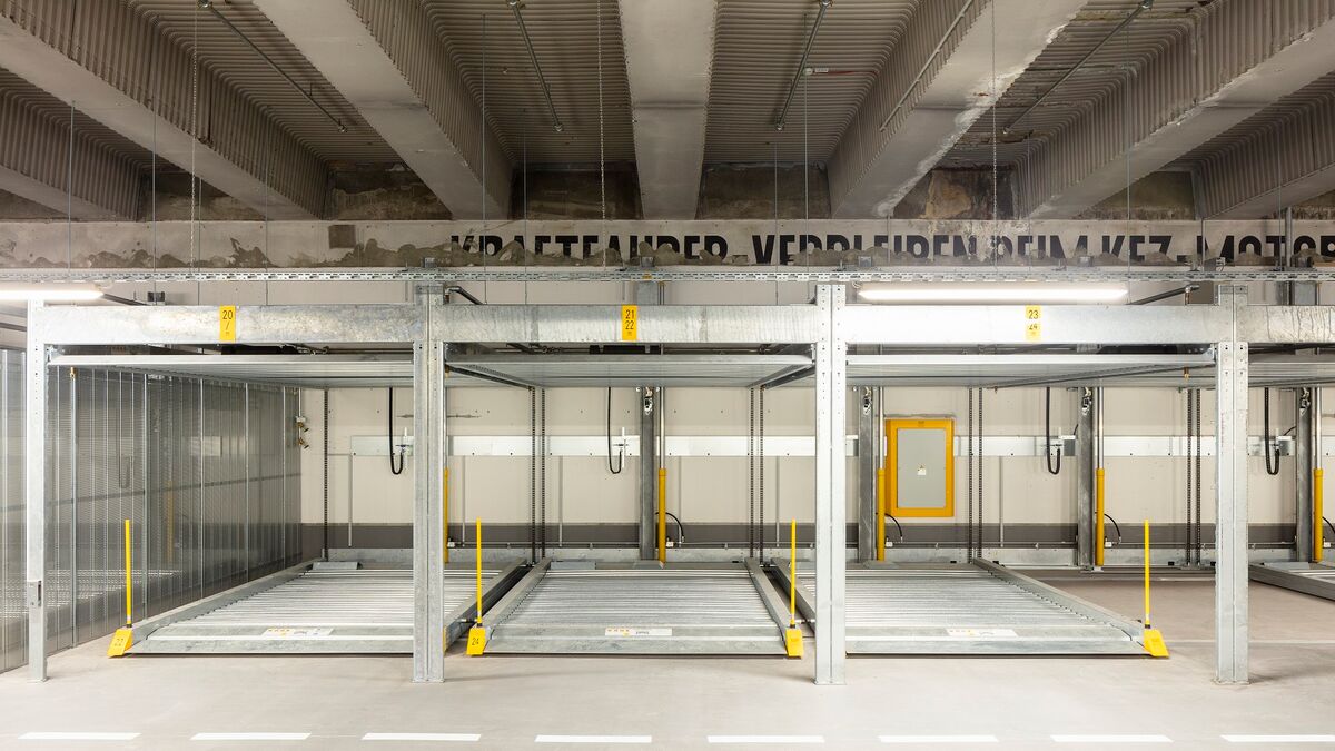 Vue de face du système de stationnement avec des plaques de stationnement coulissantes