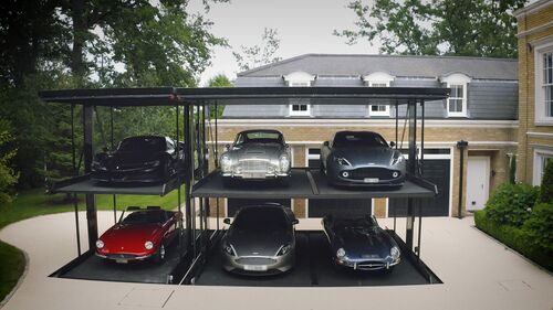 Sistema di parcheggio con automobili.