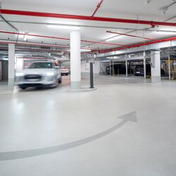 Voiture entrant dans le parking souterrain de l'immeuble
