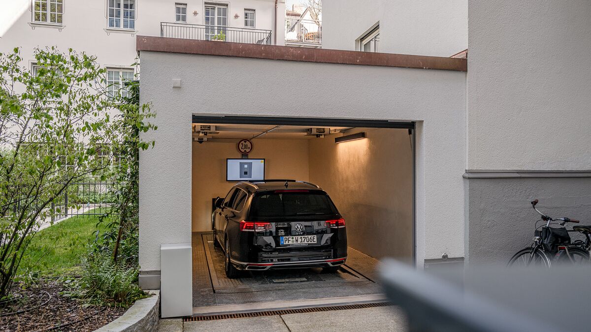 La voiture est garée dans l'entrée du garage
