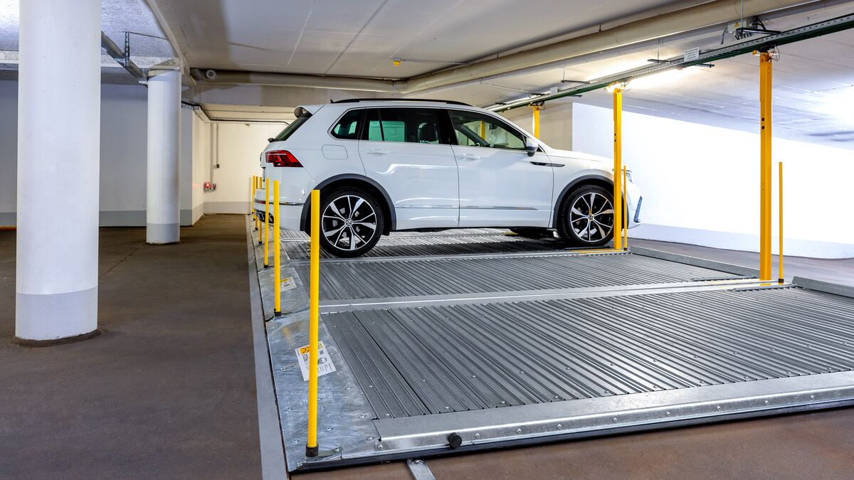 Plate-forme de stationnement avec une voiture garée dessus dans un parking souterrain