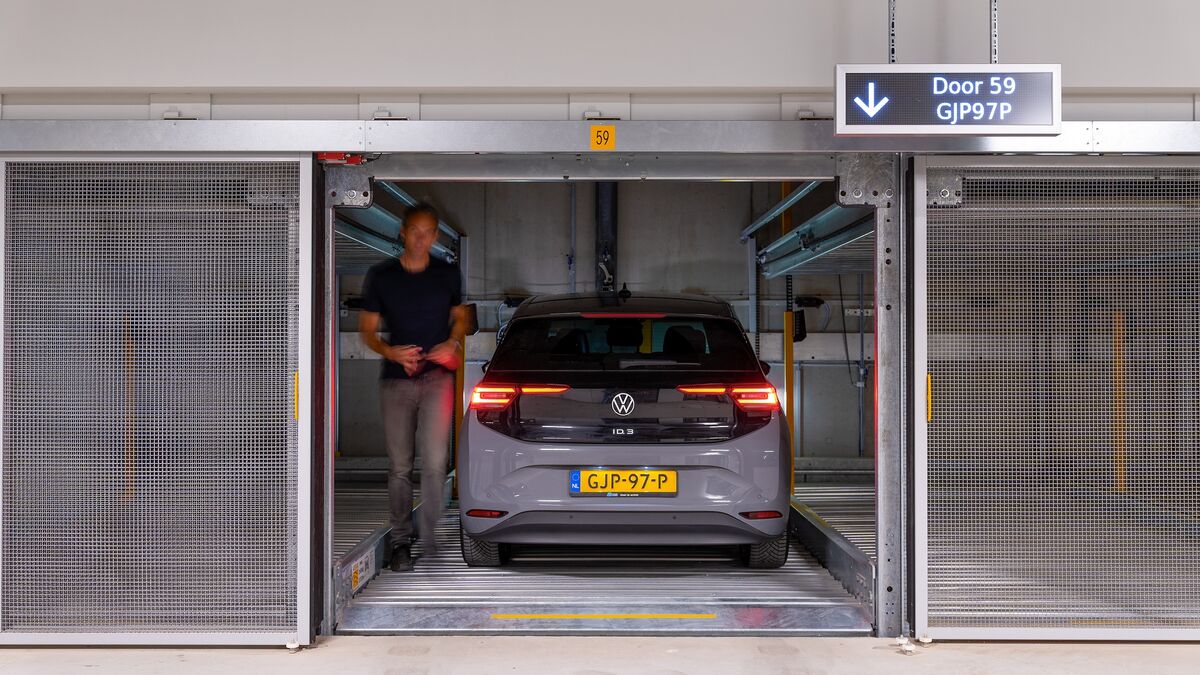 Dépôt du véhicule sur la plateforme de transfert du WÖHR Combilift 542/543 avant son stockage automatique dans le système de stationnement.