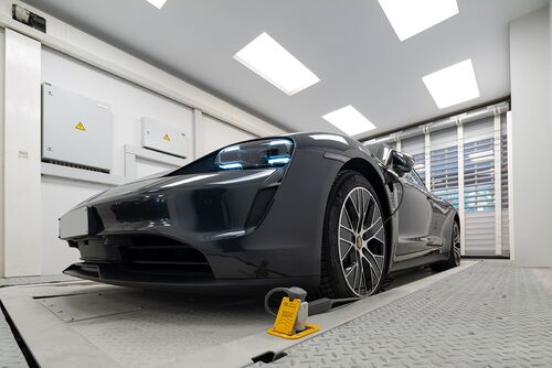 La voiture est garée sur une dalle de stationnement