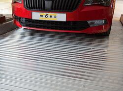 La voiture est garée sur une dalle de stationnement