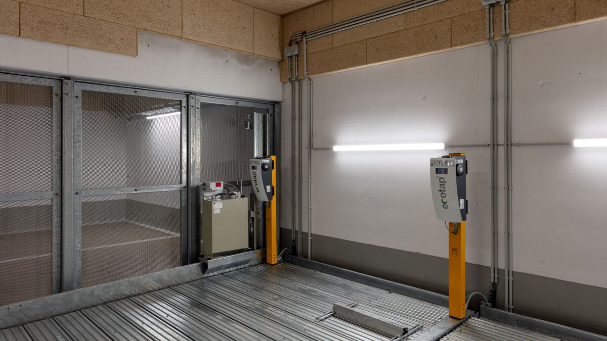 Des bornes de recharge électrique sont installées sur un système de stationnement