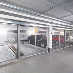 Auto's staan geparkeerd in een parkeersysteem