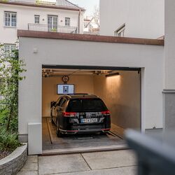 La voiture est garée dans l'entrée du garage