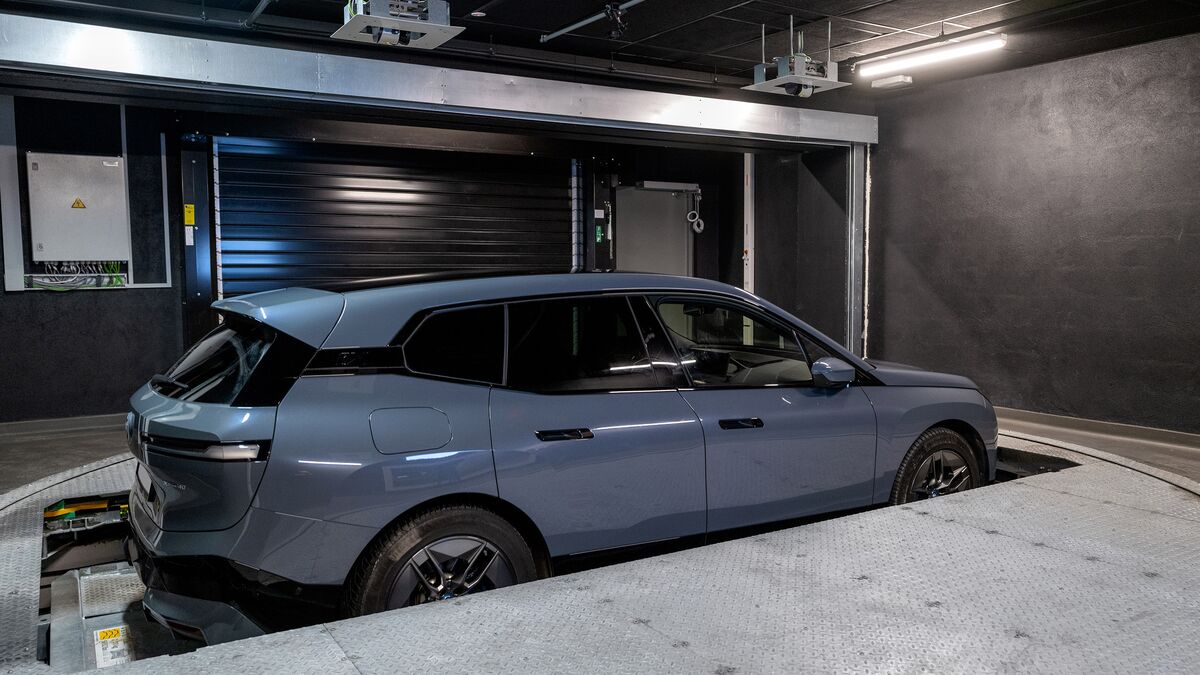 La voiture est prête à être garée dans la cabine de transfert