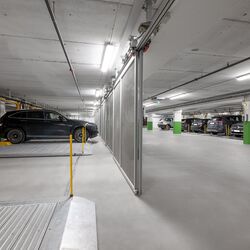 La plateforme de stationnement WÖHR 601 dans un parking souterrain accueille plusieurs véhicules sur des plateformes de stationnement mobiles afin d’optimiser l’utilisation de l’espace disponible.