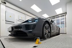 La voiture est garée sur une dalle de stationnement