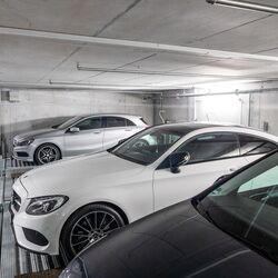 Auto's staan geparkeerd in een parkeersysteem