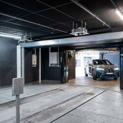 La voiture entre dans la cabine d'entrée du système de stationnement