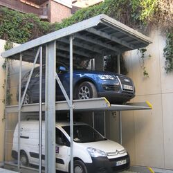 Un système de stationnement avec des voitures garées dessus