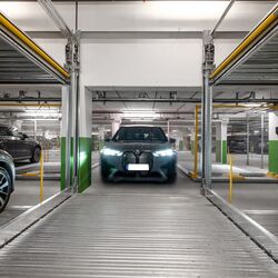 Un véhicule monte sur la plateforme du WÖHR Combilift 552.