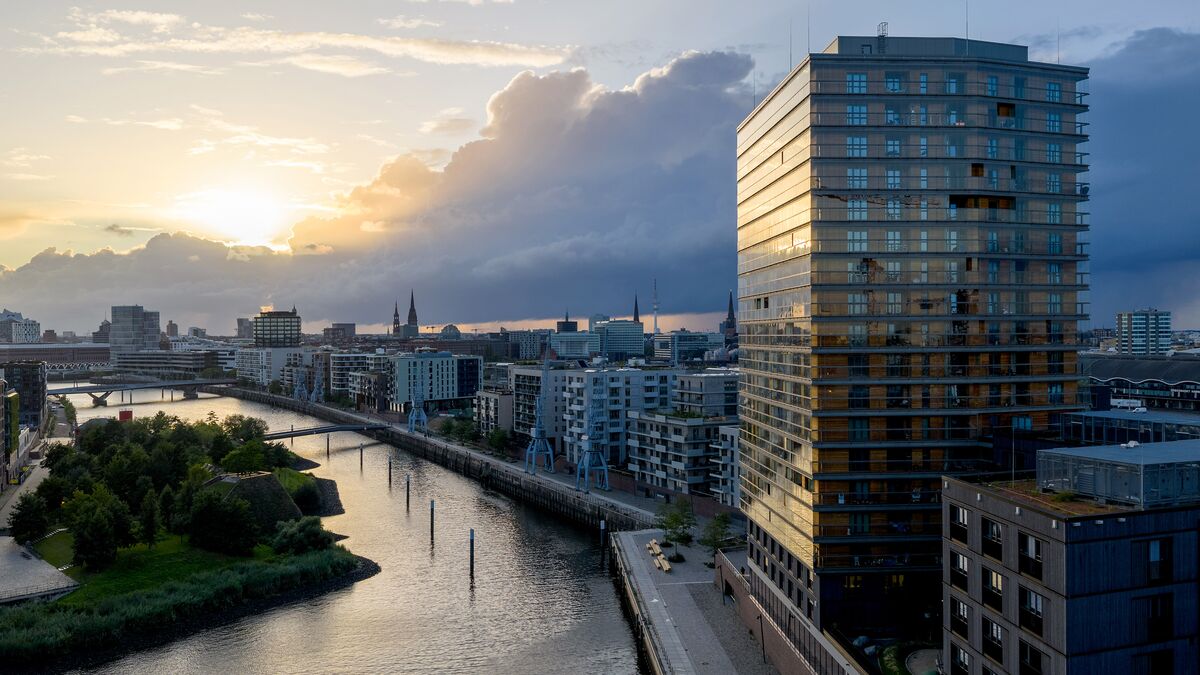 Vue extérieure de la tour Roots dans le quartier de Hafencity au crépuscule