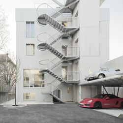 Immeuble de la Olgastraße équipé d'un système de stationnement pour voitures installé devant