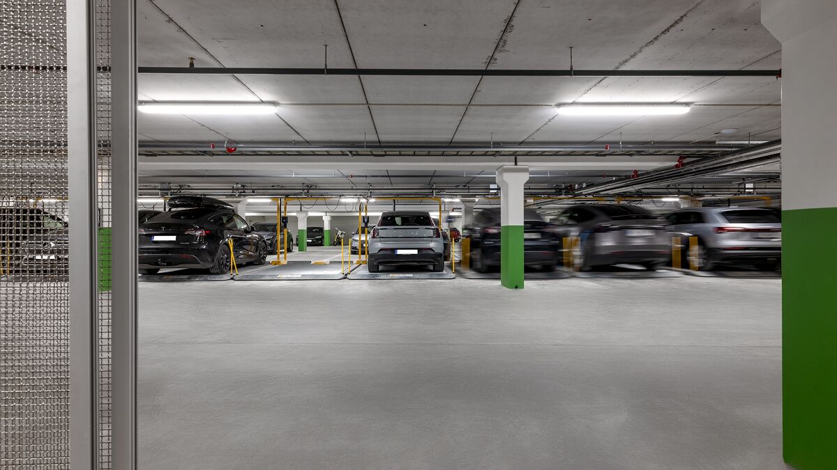 Les plateformes de stationnement 601 sont représentées vues de l’arrière.
