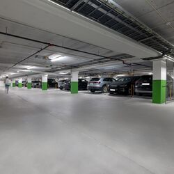L’agencement du garage est mis en évidence. Le système de stationnement est visible au centre.