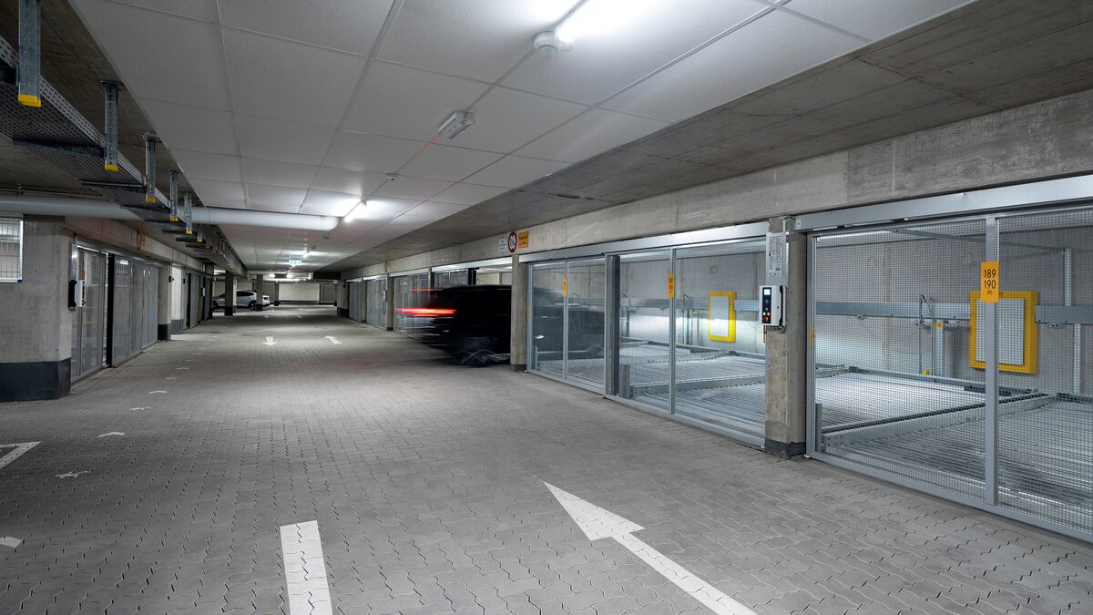 Vue d'ensemble du parking souterrain avec une voiture en train d'entrer